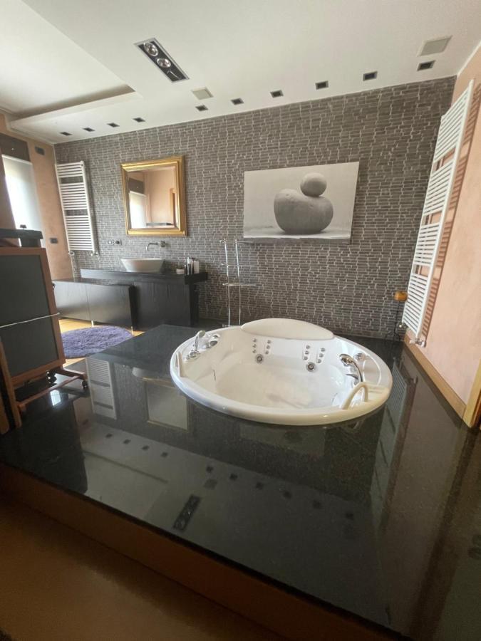 Attico Con Vista Spettacolare E Jacuzzi Apartment Bologna Luaran gambar
